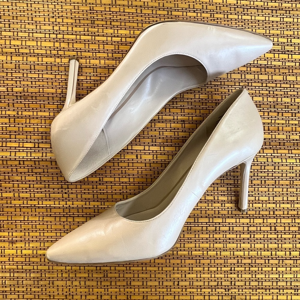 NINE WEST Pointy Dress Pumps.  Tan/Nude. Size 8.5M GUC